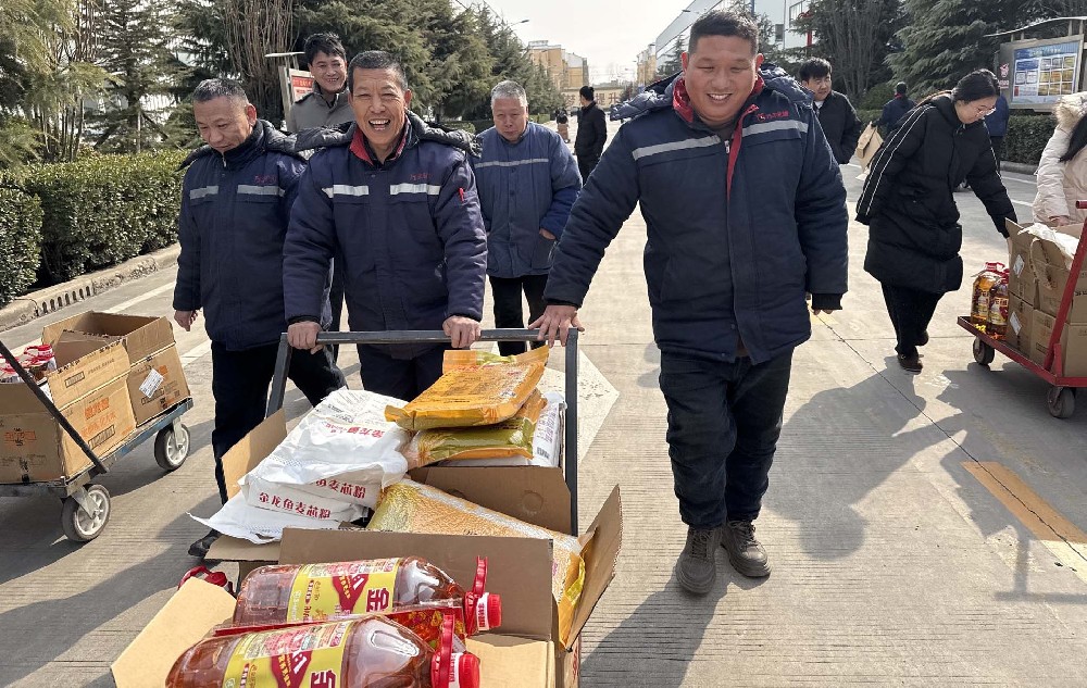 岁末传温情 福利暖人心——鹤壁乐虎公司发放年终米面油,共迎马年新岁
